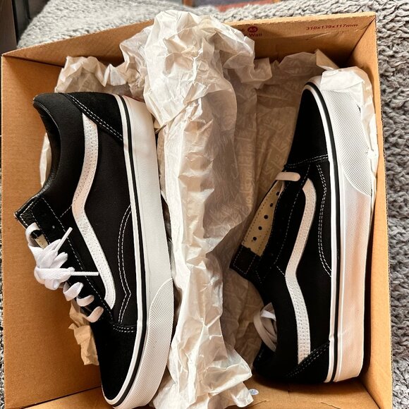 NEW Vans Old Skool black and white sneakers- Women's 9.5 - Picture 3 of 4